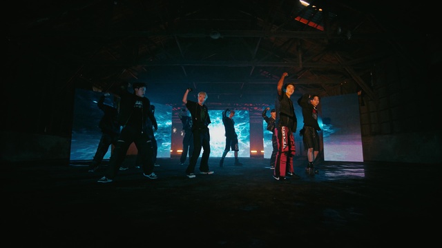 Video Reference: Flash photography, Entertainment, Performing arts, Shorts, Event, Darkness, Electric blue, Performance art, Midnight, Fun