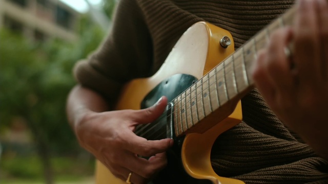 Video Reference: Hand, Musical instrument, Guitar, Guitar accessory, String instrument, String instrument accessory, Wood, Gesture, Finger, Musical instrument accessory