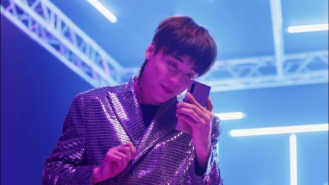 Video Reference: Hand, Shirt, Purple, Blue, Musician, Artist, Entertainment, Music, Audio equipment, Microphone