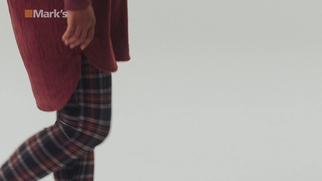 Video Reference: Hand, Tartan, Human body, Neck, Sleeve, Waist, Gesture, Grey, Collar, Knee