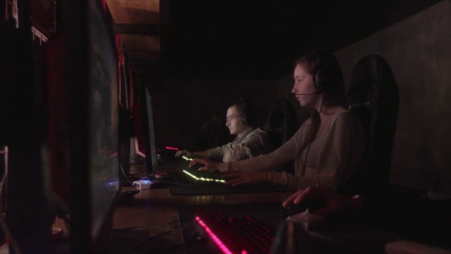 Video Reference: Musical instrument accessory, Flash photography, Musician, Music, Performing arts, Audio equipment, Deejay, Event, Entertainment, Magenta