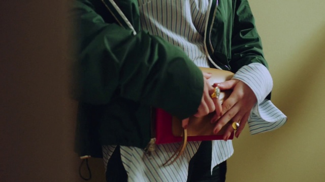 Video Reference: Joint, Outerwear, Sleeve, Dress shirt, Gesture, Finger, Elbow, Thumb, Wrist, Knee
