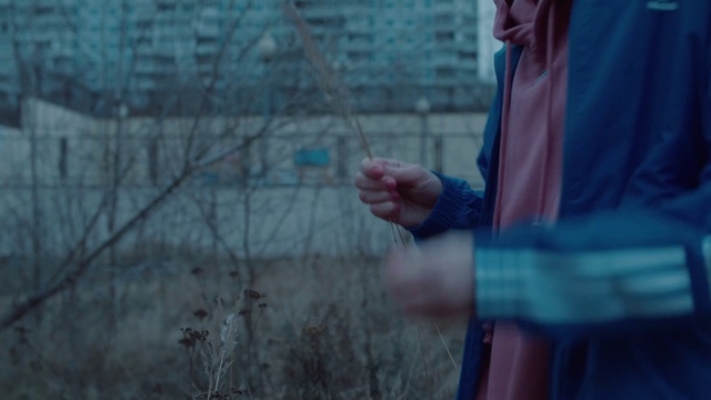 Video Reference: Plant, Azure, Sleeve, Gesture, Street fashion, Grass, Electric blue, Mesh, Twig, Wood
