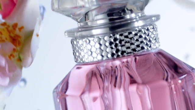 Video Reference: Liquid, Purple, Sleeve, Drinkware, Silver, Body jewelry, Violet, Material property, Fashion design, Day dress