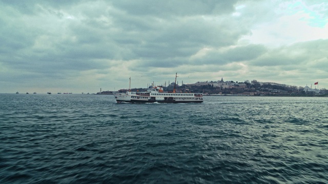 Video Reference: Cloud, Water, Sky, Boat, Watercraft, Naval architecture, Coastal and oceanic landforms, Lake, Horizon, Vehicle