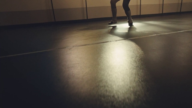 Video Reference: Wood, Flooring, Floor, Road surface, Tints and shades, Hardwood, Human leg, Laminate flooring, Foot, Glass