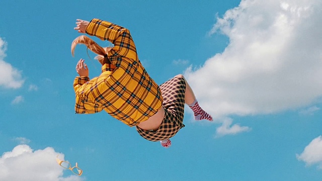 Video Reference: Cloud, Sky, People in nature, Happy, Gesture, Tartan, Street stunts, Travel, Cumulus, Leisure