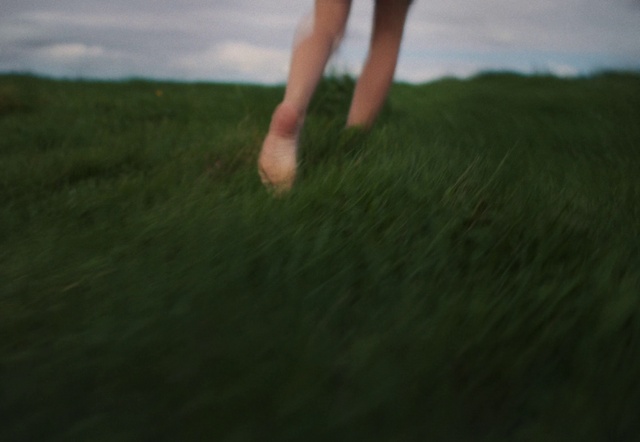 Video Reference: Cloud, Sky, Shorts, People in nature, Flash photography, Gesture, Knee, Thigh, Grass, Grassland