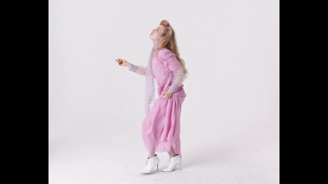 Video Reference: Arm, Leg, Sleeve, Purple, Gesture, Waist, Knee, Fashion design, Magenta, Fashion model