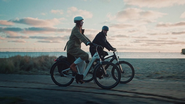 Video Reference: Cloud, Tire, Wheel, Sky, Bicycle, Water, Vehicle, Bicycles--Equipment and supplies, Motorcycle, Bicycle wheel