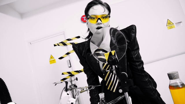 Video Reference: Vision care, Fashion, Eyewear, Sleeve, Yellow, Goggles, Style, Personal protective equipment, Glove, Fashion design
