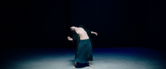 Video Reference: Leg, Dance, Gesture, Entertainment, Performing arts, Choreography, Event, Artist, Electric blue, Fun