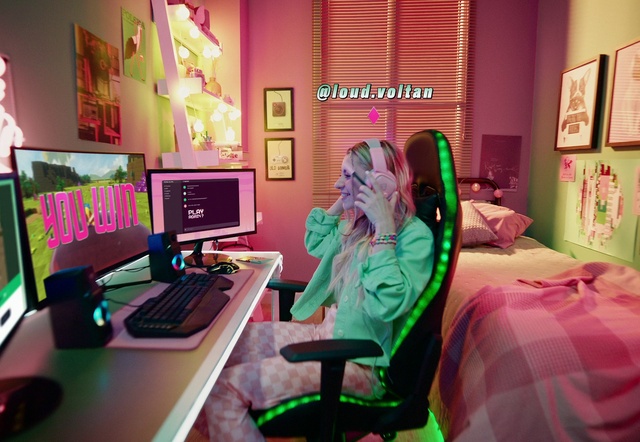 Video Reference: Computer, Table, Furniture, Personal computer, Computer monitor, Computer keyboard, Peripheral, Desk, Purple, Computer desk