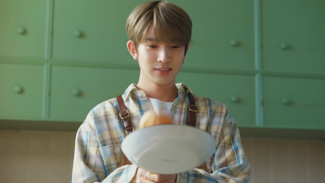 Video Reference: Dishware, Dress shirt, Sleeve, Plate, Serveware, Collar, Tableware, Porcelain, Tartan, T-shirt