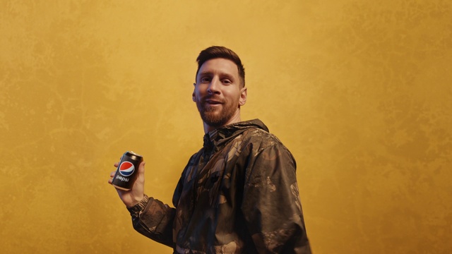 Video Reference: Flash photography, Gesture, Military uniform, Audio equipment, Military person, Soldier, Toy, Military camouflage, Event, Tin can