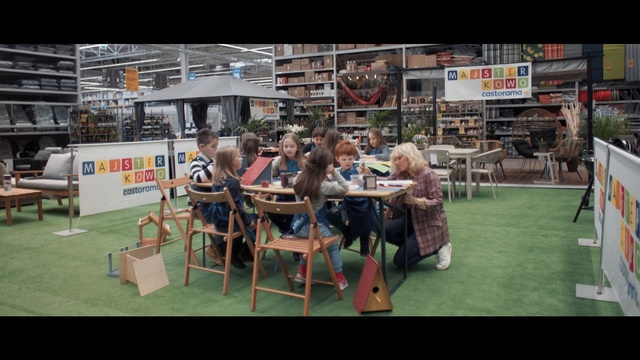 Video Reference: Table, Chair, Leisure, Recreation, Fun, City, Event, Crowd, Suit, Competition event