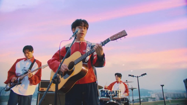 Video Reference: Sky, Musical instrument, Guitar, Street light, Musician, Cloud, Concert, String instrument accessory, Guitar accessory, String instrument