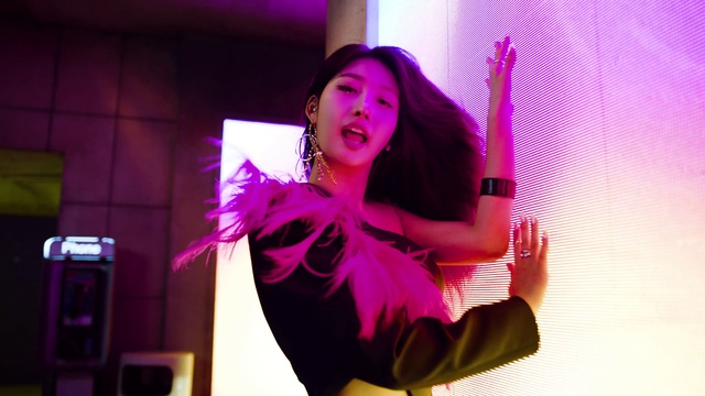 Video Reference: Purple, Flash photography, Entertainment, Microphone, Dance, Thigh, Violet, Pink, Performing arts, Music artist