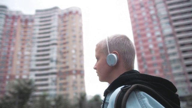 Video Reference: Building, Sky, Skyscraper, Standing, Grey, Street fashion, Eyewear, Tower block, Travel, Audio equipment