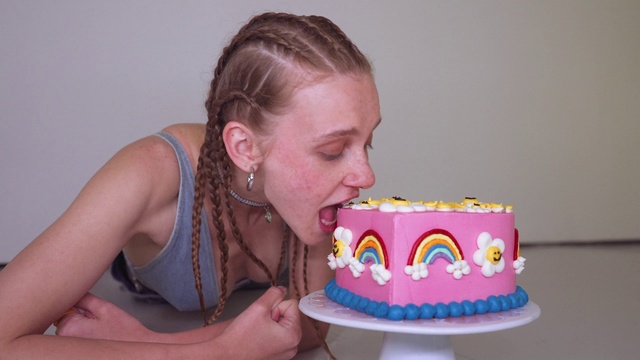 Video Reference: Food, Tableware, Cake decorating supply, Cake decorating, Cake, Plate, Birthday party, Table, Sugar cake, Birthday cake