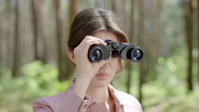 Video Reference: Lip, Hand, Hairstyle, Shoulder, Photographer, Vision care, Eyewear, Camera lens, Digital camera, Flash photography