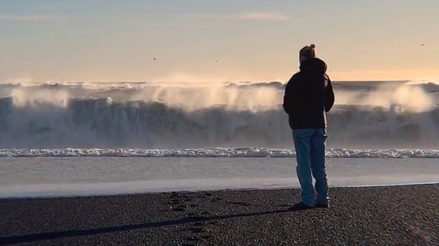 Video Reference: Cloud, Sky, Water, Gesture, Body of water, Horizon, Freezing, Dusk, Landscape, Wind wave