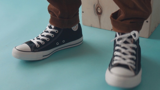 Video Reference: Footwear, Shoe, Leg, Black, Human body, Walking shoe, Sportswear, Cool, Flooring, Electric blue