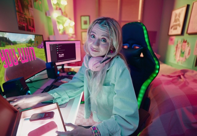 Video Reference: Smile, Computer, Green, Purple, Personal computer, Computer keyboard, Leisure, Desk, Fun, Peripheral