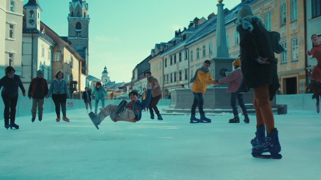 Video Reference: Building, Sky, Window, Travel, Public space, Freezing, City, Recreation, Leisure, Art