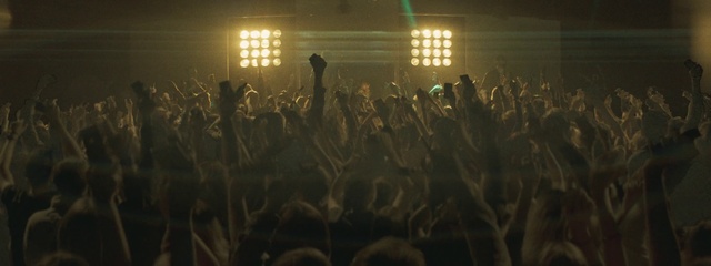 Video Reference: Sunlight, Entertainment, Atmospheric phenomenon, Grass, Crowd, Performing arts, Plant, Grass family, Event, Lens flare