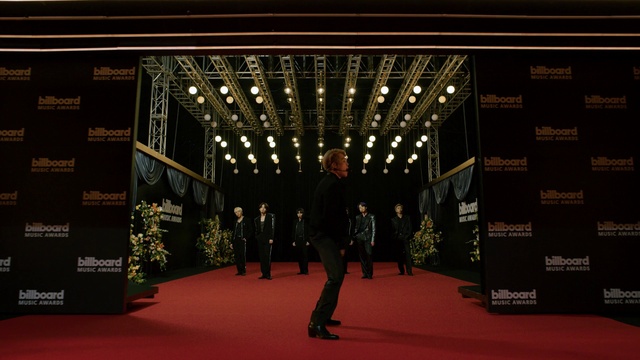 Video Reference: Building, Flooring, Event, Red carpet, Formal wear, Carpet, Suit, Public event, Fashion design, Grass