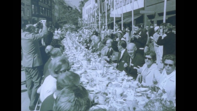 Video Reference: Black-and-white, Organism, Style, Adaptation, Crowd, Building, Monochrome photography, Monochrome, Event, Window