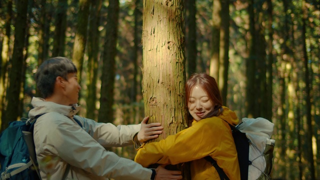 Video Reference: Outerwear, People in nature, Natural landscape, Happy, Mammal, Gesture, Tree, Wood, Interaction, Smile