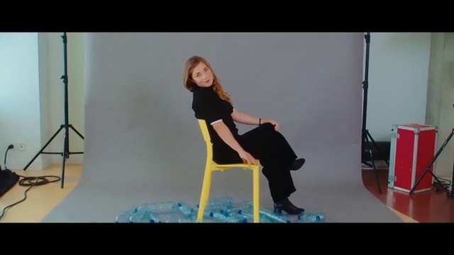 Video Reference: Comfort, Flash photography, Knee, Thigh, Leisure, Elbow, Human leg, Fashion design, Balance, Electric blue