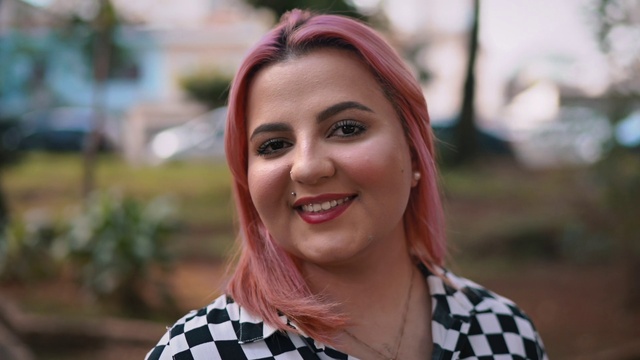 Video Reference: Face, Hair, Head, Smile, Lip, Eyebrow, Facial expression, Street fashion, Happy, Lipstick