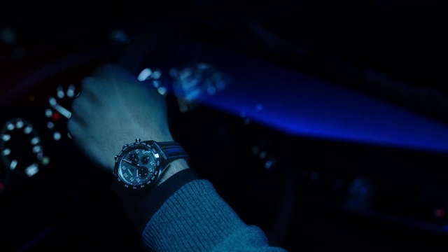 Video Reference: Watch, Analog watch, Sky, Blue, Flash photography, Gesture, Automotive lighting, Clock, Aqua, Wrist