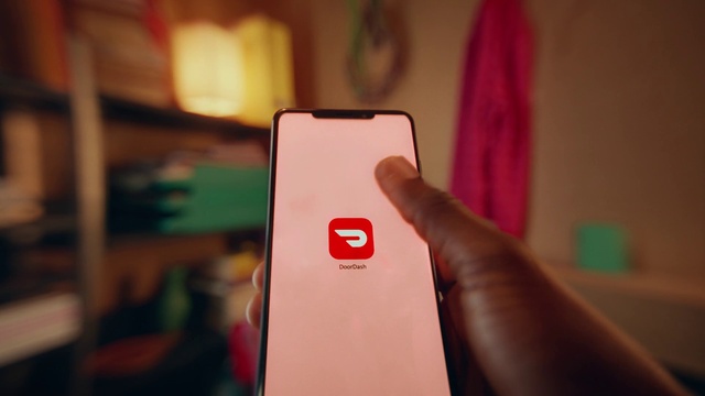 Video Reference: Mobile phone, Communication Device, Portable communications device, Wood, Telephony, Gesture, Mobile device, Audio equipment, Curtain, Smartphone