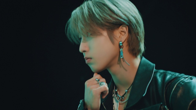 Video Reference: Lip, Eyebrow, Eyelash, Flash photography, Gesture, Cool, Audio equipment, Music artist, Entertainment, Black hair