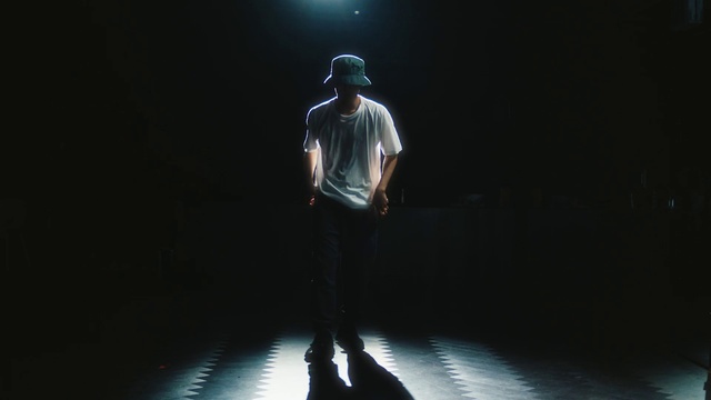 Video Reference: Flash photography, Lighting, Performing arts, Entertainment, Darkness, Electric blue, Event, Midnight, Elbow, Performance art