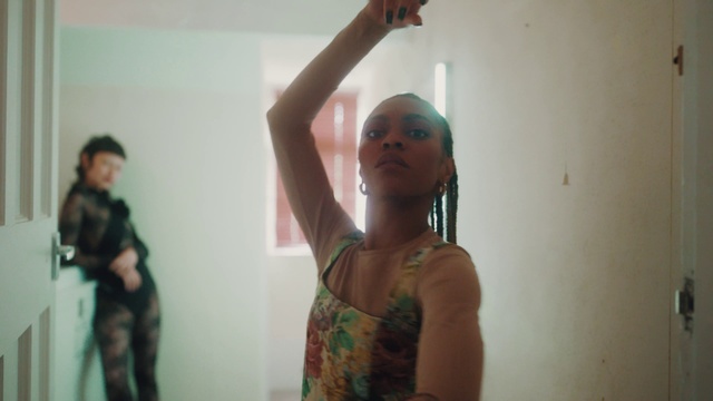 Video Reference: Hand, Arm, Gesture, Flash photography, Trunk, Entertainment, Elbow, Performing arts, Vest, Fashion design