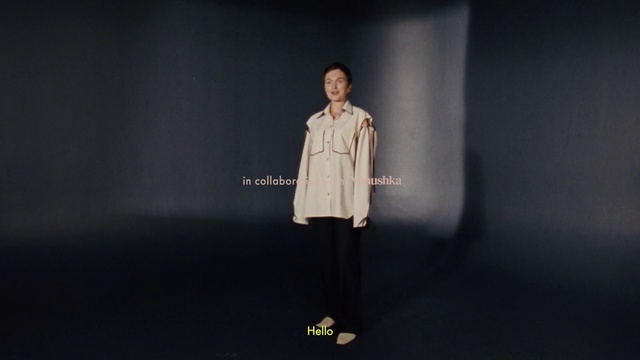 Video Reference: Flash photography, Sleeve, Fashion design, Street fashion, Formal wear, Font, Denim, Event, Flooring, Knee