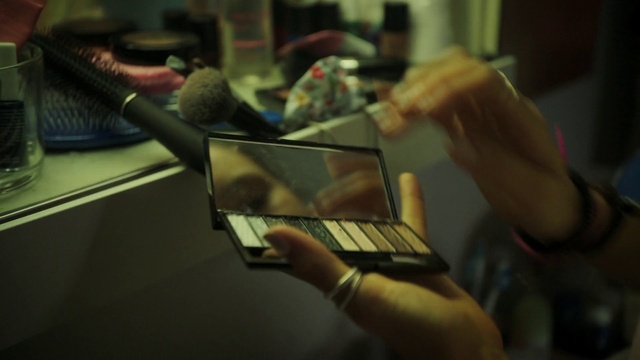 Video Reference: Hand, Computer, Personal computer, Microphone, Netbook, Laptop, Gesture, Finger, Gadget, Communication Device