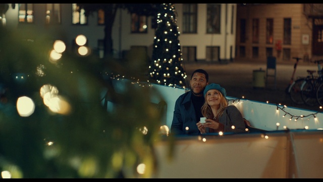 Video Reference: Christmas tree, Flash photography, Happy, Fun, Tree, Event, Christmas ornament, Midnight, Darkness, Christmas decoration