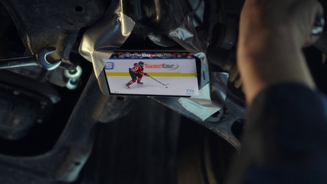 Video Reference: Motor vehicle, Automotive design, Automotive exterior, Automotive lighting, Gas, Personal protective equipment, Electronic device, Auto part, Wire, Bumper