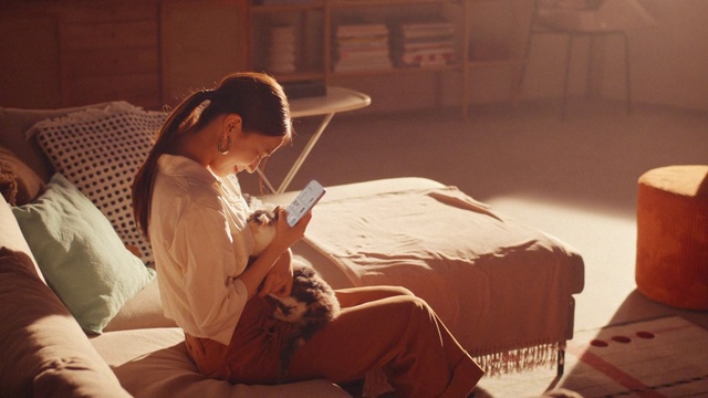 Video Reference: Comfort, Tints and shades, Flooring, Wood, Linens, Elbow, Knee, Human leg, Sitting, Bedroom