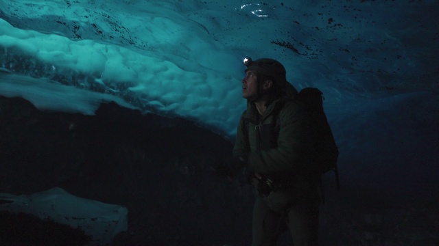 Video Reference: Water, Underwater, Recreation, Electric blue, Marine biology, Darkness, Winter, Glacial landform, Science, Ocean