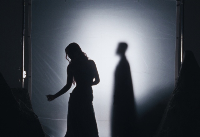 Video Reference: Flash photography, Gesture, Style, Black-and-white, Entertainment, Performing arts, Monochrome photography, Monochrome, Event, Backlighting