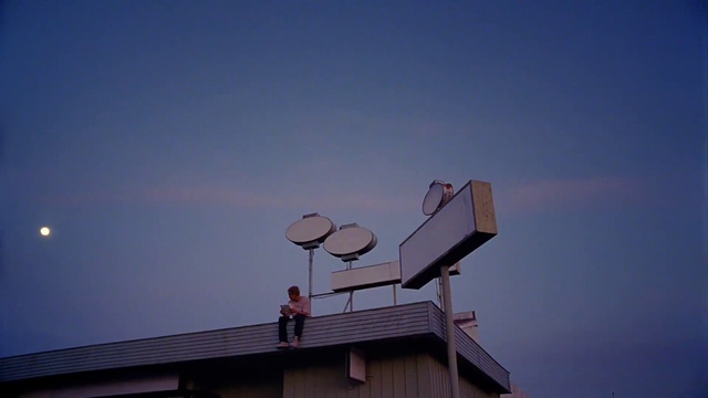 Video Reference: Sky, Building, Gas, Composite material, Wind, Television antenna, Roof, Pole, Horizon, Antenna