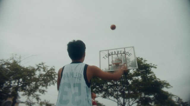 Video Reference: Sky, Sports equipment, Basketball, Tree, Gesture, Ball, Basketball hoop, Leisure, Fun, Happy