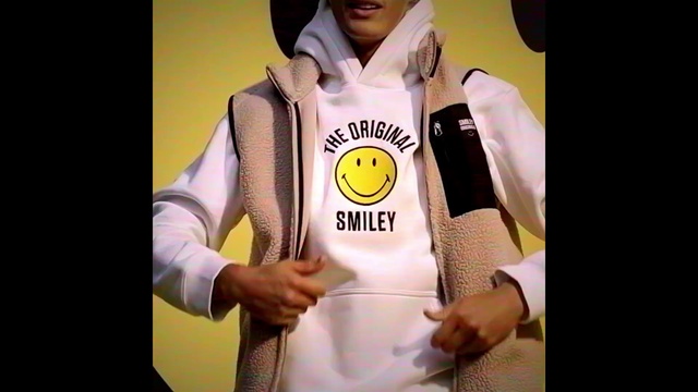 Video Reference: Outerwear, Jersey, Sleeve, Gesture, Collar, Sportswear, Gadget, Eyewear, Font, T-shirt